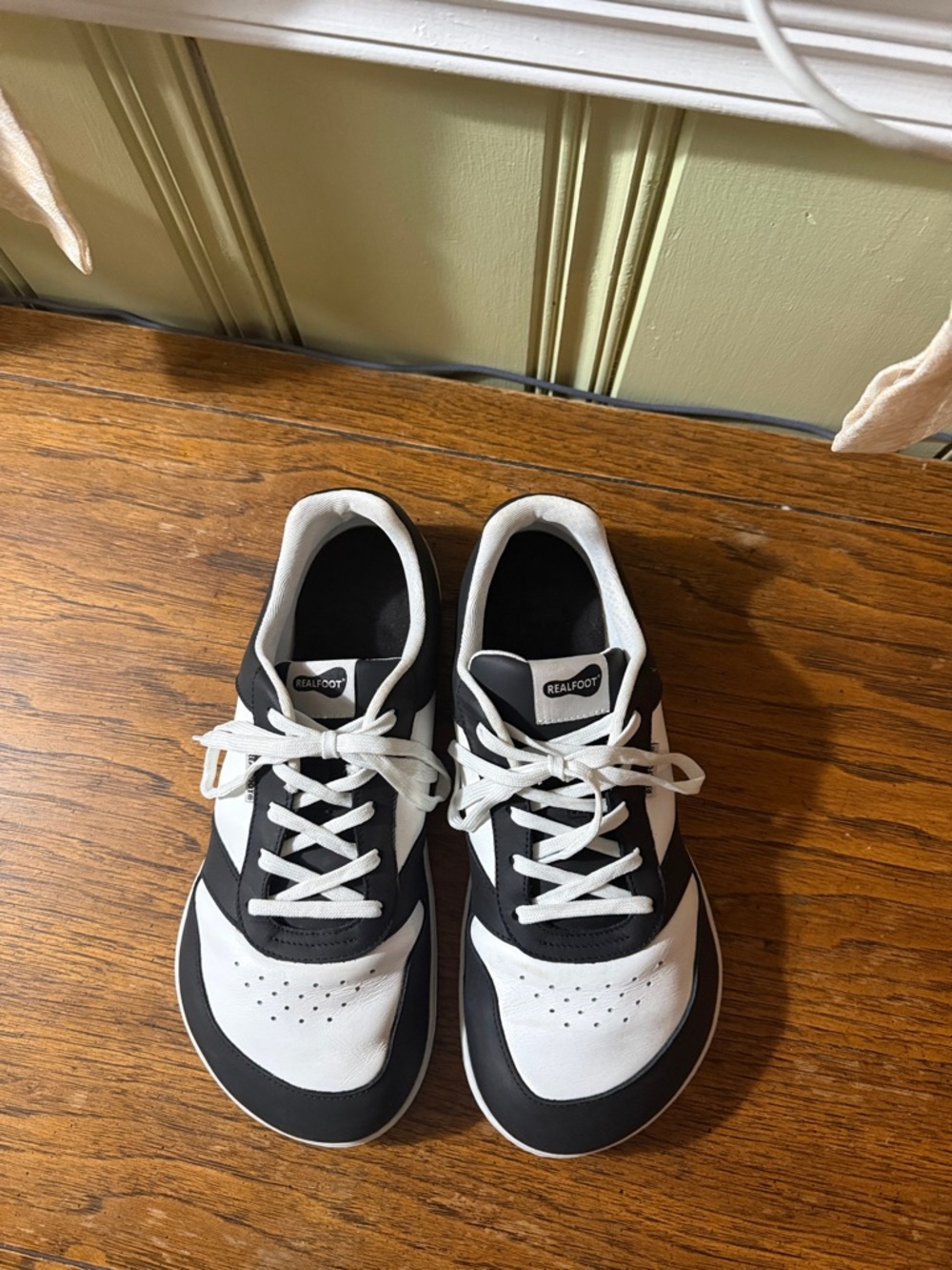 Realfoot Pulse Men's Black & White Low-Top Sneakers - Picture 5 of 9